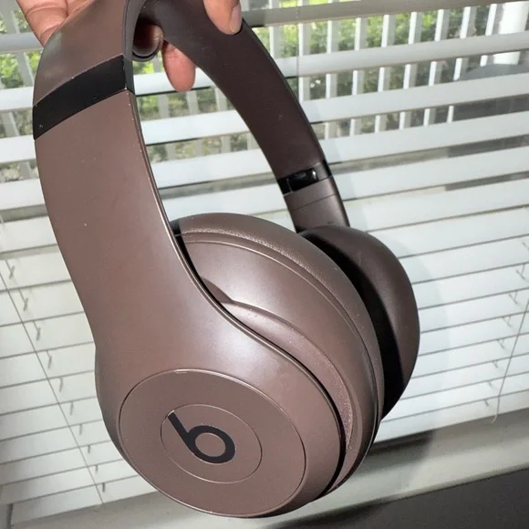 Beats by Dre Brown Over-Ear Headphones - Picture 2 of 4